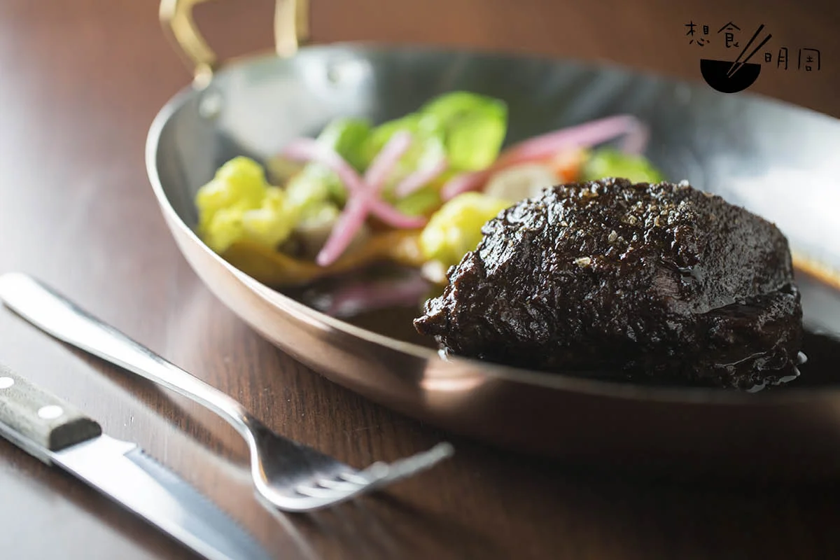 Faux filet de boeuf//分享主菜，用里脊肉煎烤而成，火喉很好。Johan說這道菜最能體現法式小館的隨性精神。（$498）