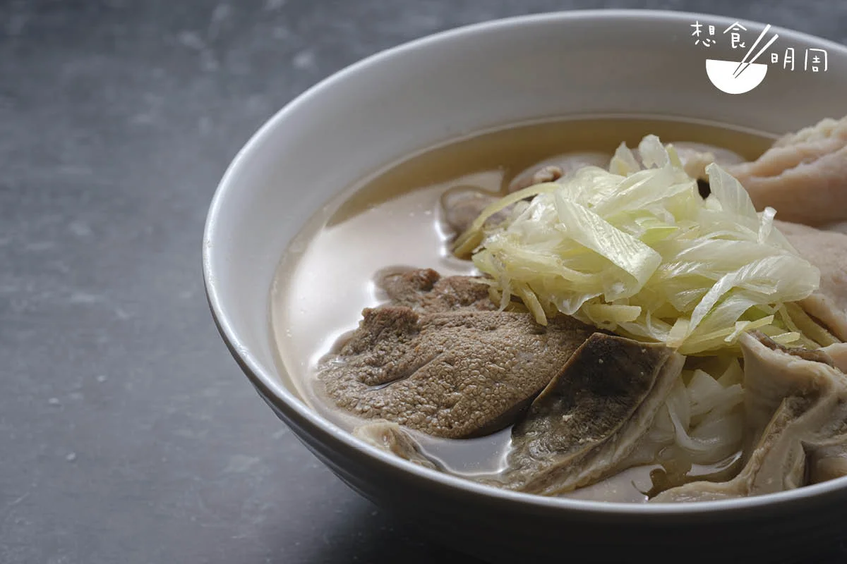 豬雜河粉//有豬膶、豬粉腸、豬肚和肉片，特別之處是配搭嗆口霸道的京葱，但卻恰好為豬雜吃來更清爽有味。（$43） 