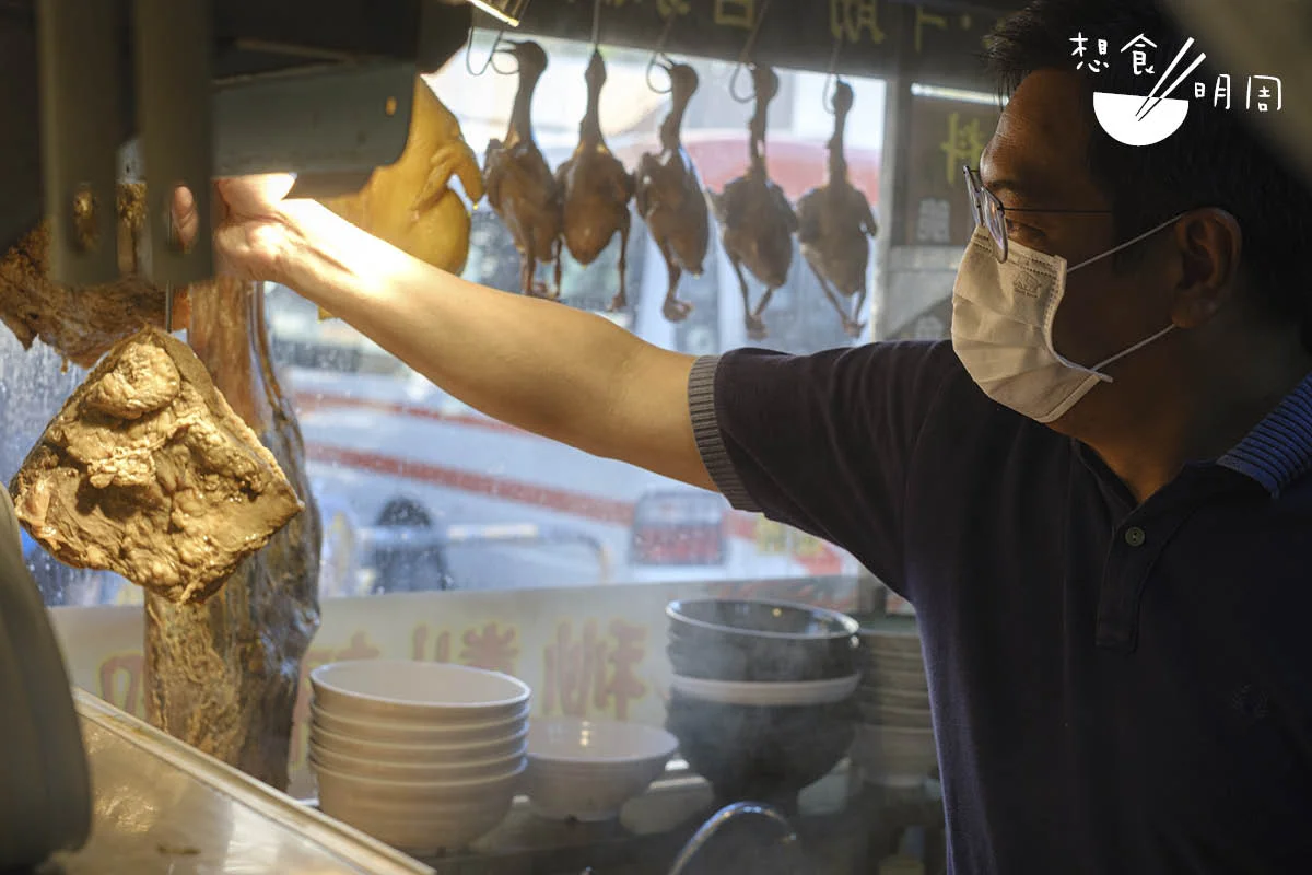 胡嘉榮是大圍小店葵康魚蛋粉麵的店主。