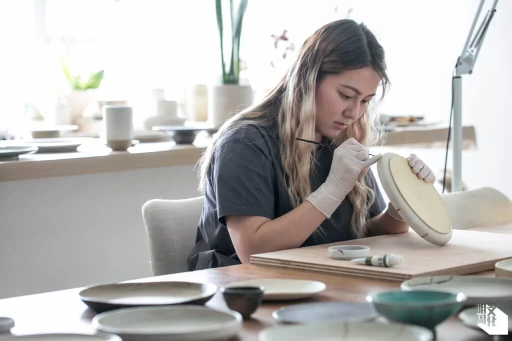 陶瓷藝術家文蔚珊，大專讀藝術時初接觸手捏，對陶泥的質感特性情有獨鍾，畢業後繼續深造陶藝，繼後學習金繼工藝。