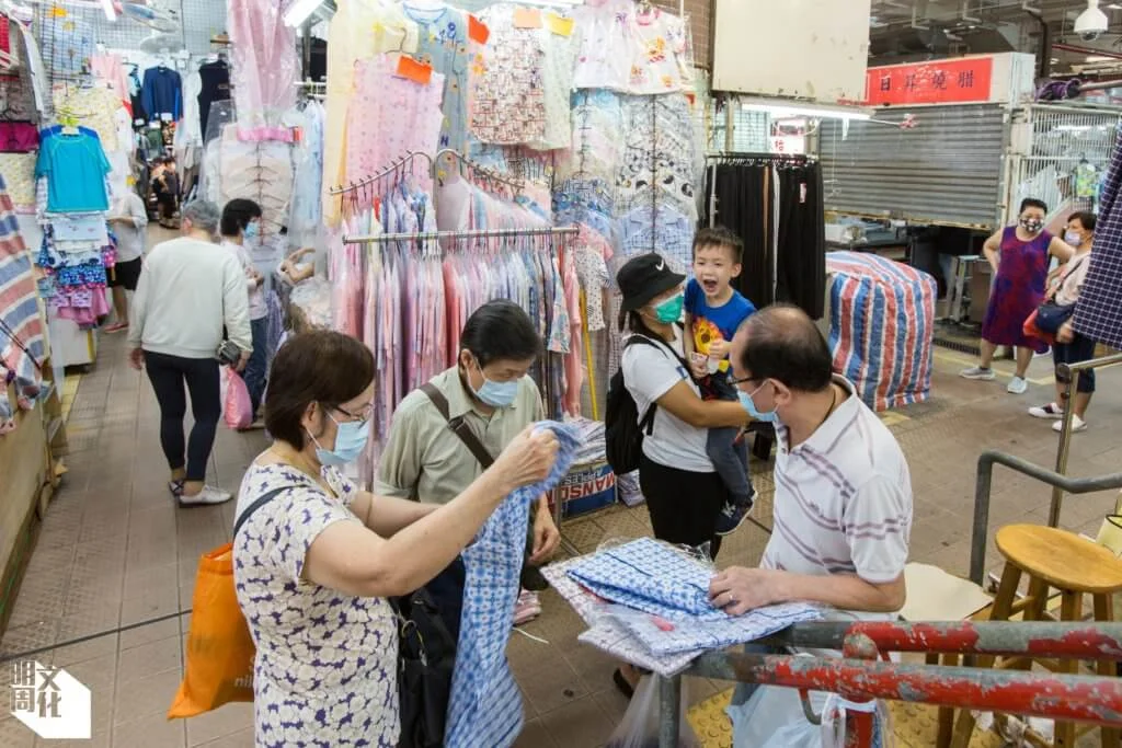 香港仔街市照顧基層生活，由糧食、衣裳到家品雜貨一應俱全。
