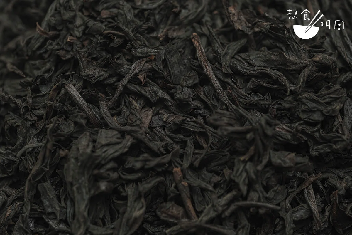 岩茶、水仙、鐵觀音、烏龍茶、高山烏龍……如市場所見，「烏龍」的稱號很多，在不同語境中更有不同名字。但是追流溯源，它們同屬「烏龍茶系」，是為半發酵茶。