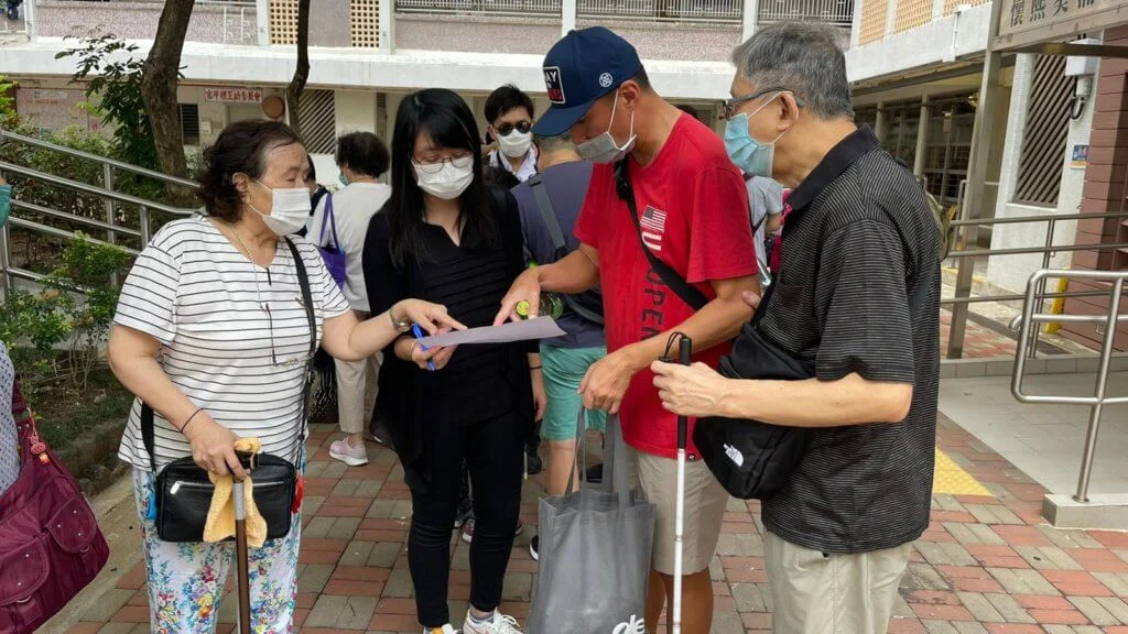 今年，WeCare 與不同機構如耆康會合作舉辦長者探訪活動，傳遞關懷訊息。