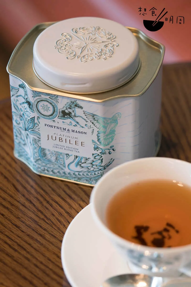 The Queen’s Platinum Jubilee Blend Loose Leaf Tea Caddy // 以來自印度、斯里蘭卡和中國的茶葉調配而成， 味道醇厚香甜，在假日輕嚐至為完美。 （$298）