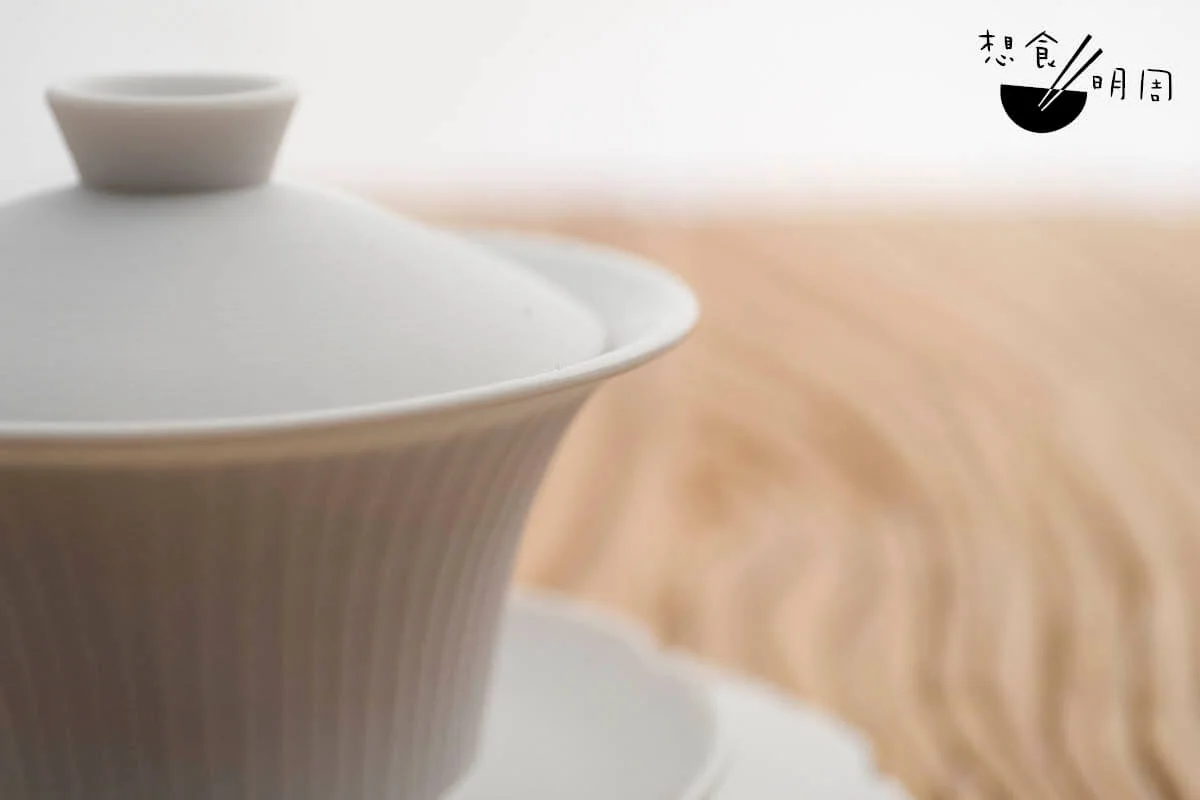 日本陶藝家小林千惠製作的白瓷蓋碗。Season定義它為「柔」的泡茶器物。