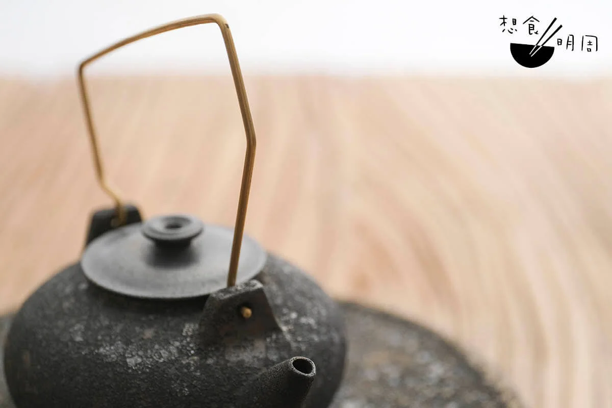 日本陶藝家大中和典製作的茶壺，屬「剛」。其實光眼外表已覺剛陽。