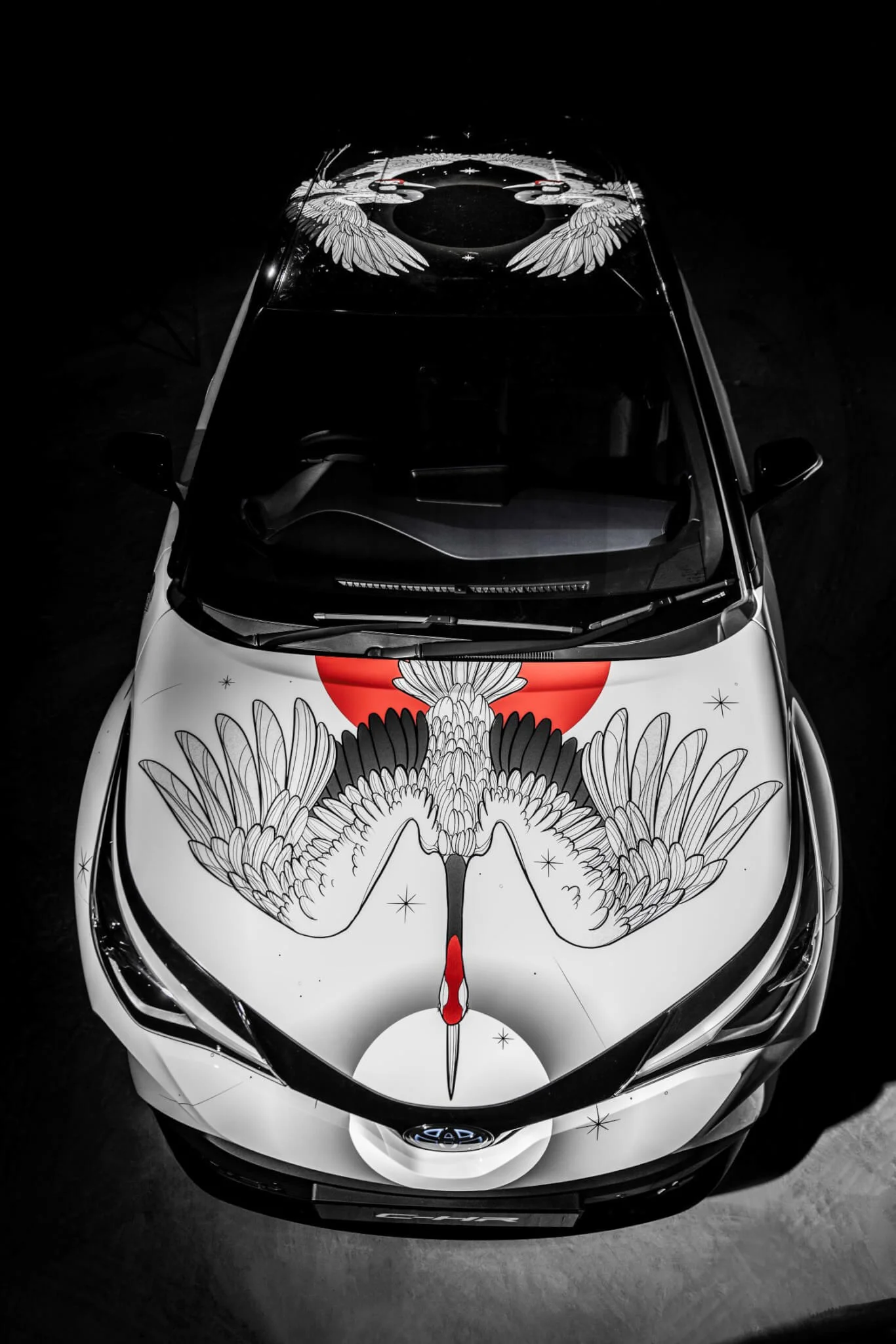 車頭引擎蓋全是丹頂鶴展翅飛往天上的圖像，配以行駛中的豐田C-HR，速度感加倍震撼。