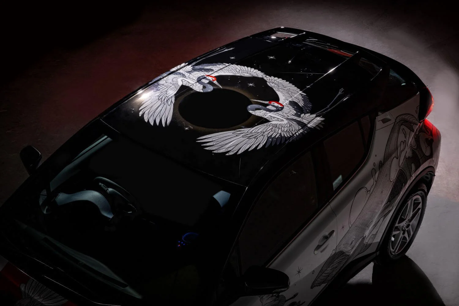 C-HR的黑色車頂作為夜空背景，點綴了星河、黑洞等，同時丹頂鶴寓意希望和太陽的紅點刺青旁愜意飛翔，讓「吉祥之鳥」成為黑夜中的亮點。
