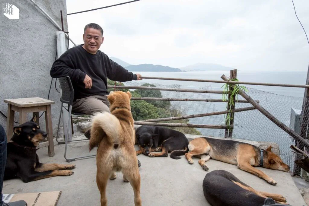 搬回老家後，李港生領養了七隻被遺棄的狗。他說除了外出工作，多會留在家中照顧狗兒們的起居飲食