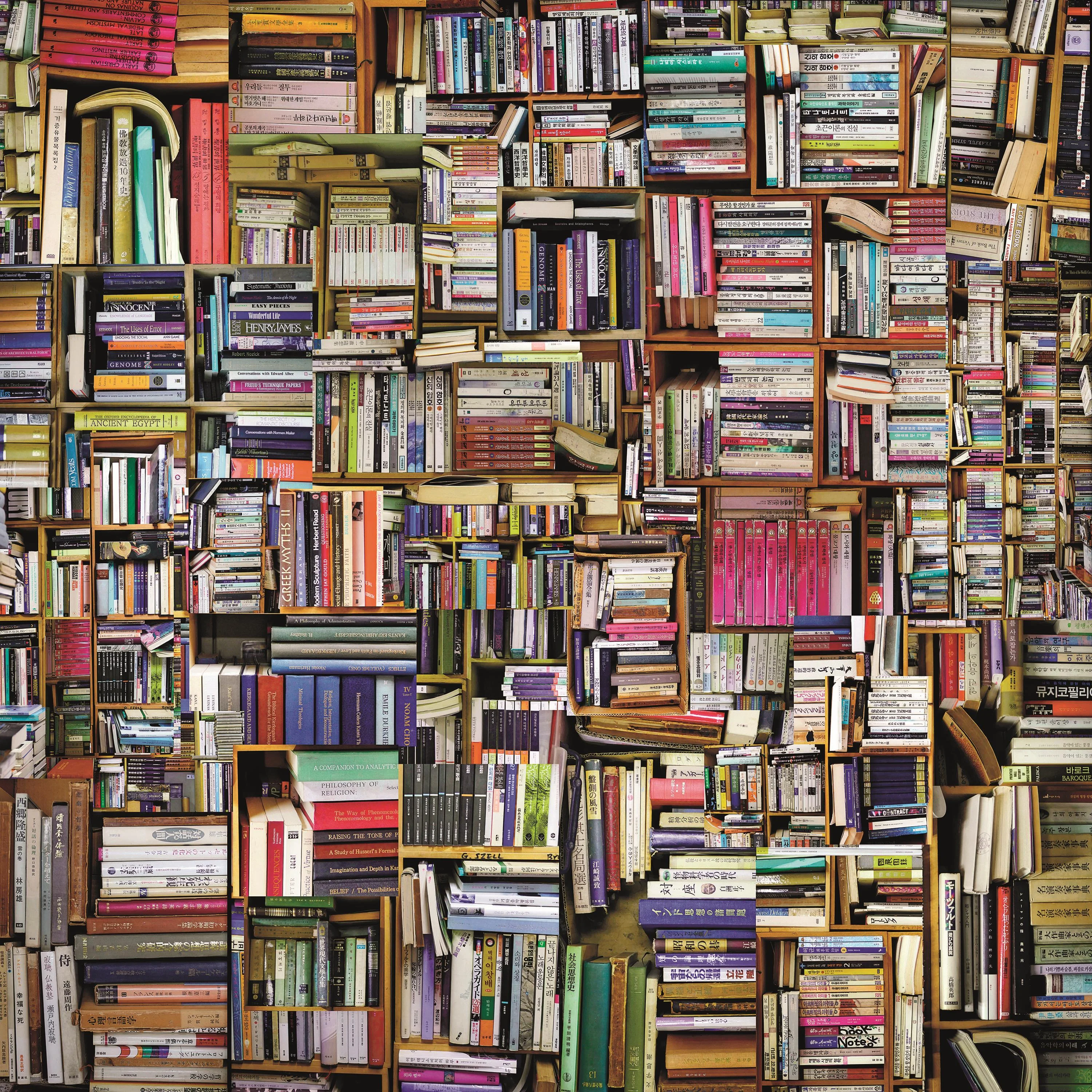 首爾地下街書店，令人想看看每條書脊與書名。 （作品：Urban-Tapestry 032, Books, Seoul, South Korea, 2016）