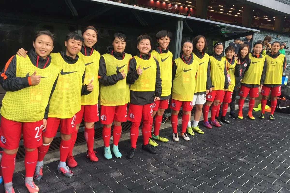 香港女子組球隊於二○一八年省港盃登上大球場，負傷隊長陳詠詩（右三）只能坐在後備為隊友打氣。（圖片由受訪者提供）