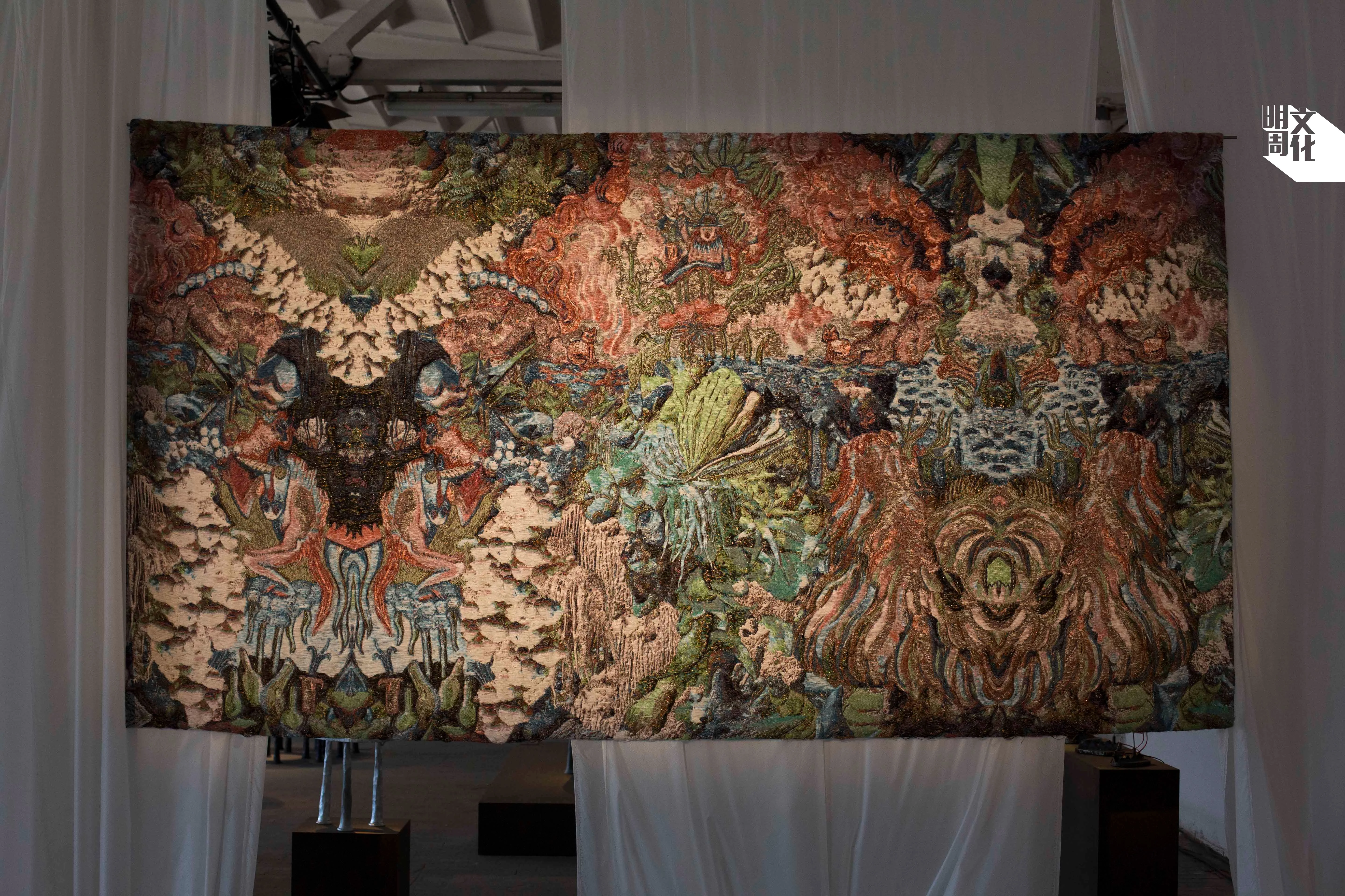 二人組合KRJST Studio的手織掛毯，圖案抽象夢幻。