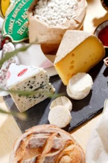 南法盛產奶類，其中更產有具「芝士之王」 美稱的洛克福藍紋芝士（Roquefort）。 (圖：Dominique VIET - CRTL Occitanie)
