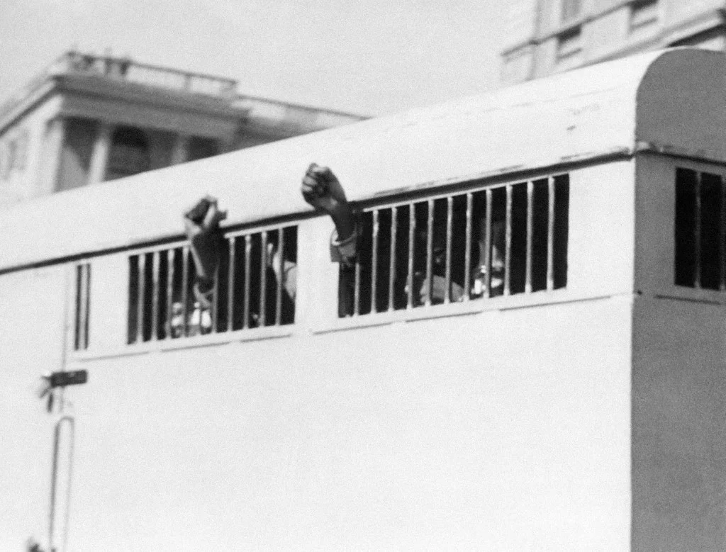 一九六四年六月十二日，曼德拉連同其他七名被告，因「企圖以暴力推翻政府」被判終身監禁。該罪最高可判死刑。八名被告在宣判後乘囚車時向庭外羣眾舉起拳頭示意。