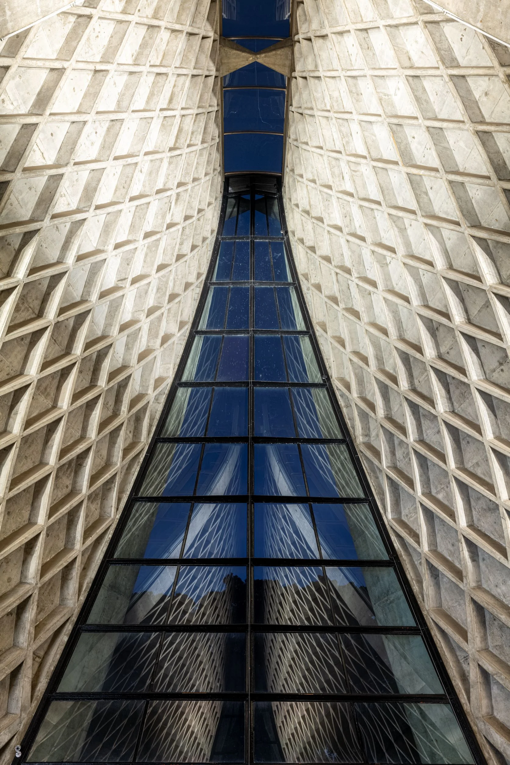 路思義教堂祭壇後的玻璃幕牆，2021年，©李國民，M+委約拍攝。