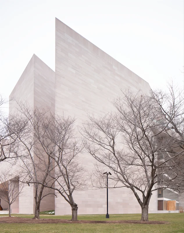 國家美術館東館的視覺藝術高級研究中心外觀擁有如刀刃般的尖角。2021年，©久保田奈穗，M+委約拍攝