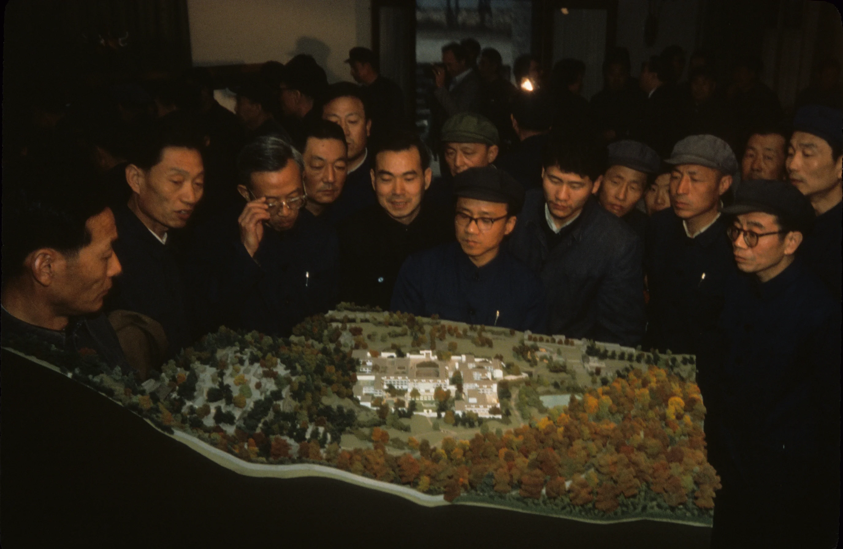 一羣官員觀看香山飯店模型，1979年，©曹慰祖。
