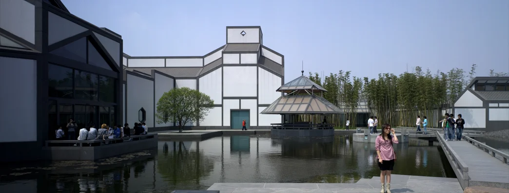 蘇州博物館佔地逾十萬平方呎，除中央大廳，還設有東翼現代藝術展館和西翼傳統藝術館。©PEI Architects。