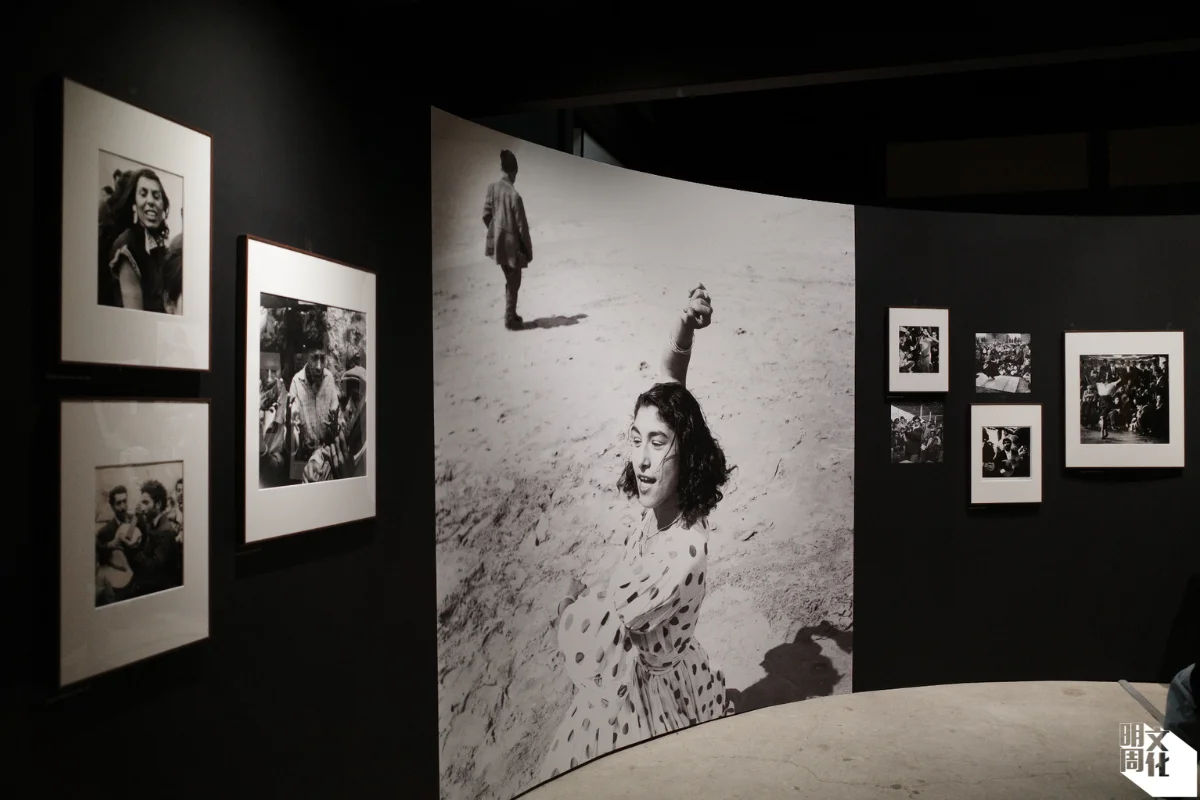 著名法國攝影師Lucien Clergue的《Gypsy Tempo》黑白紀實攝影系列捕捉了亞爾吉卜賽日常生活，包括馬車遊牧傳統、宗教儀式，以及傳統音樂和舞蹈。