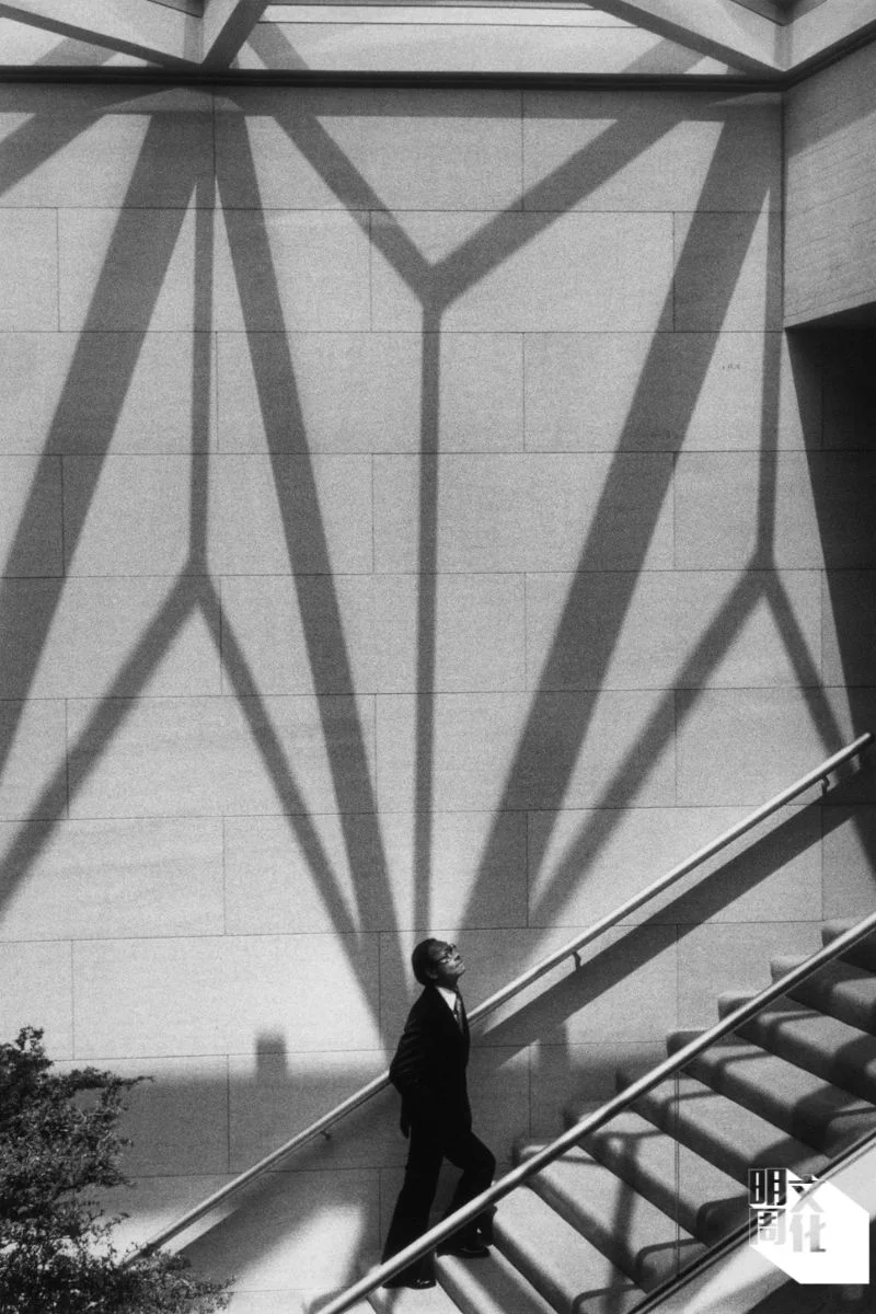 貝聿銘走上華盛頓特區國家美術館東館的樓梯 ©Marc Riboud/Fonds Marc Riboud au MNAAG/Magnum Photos