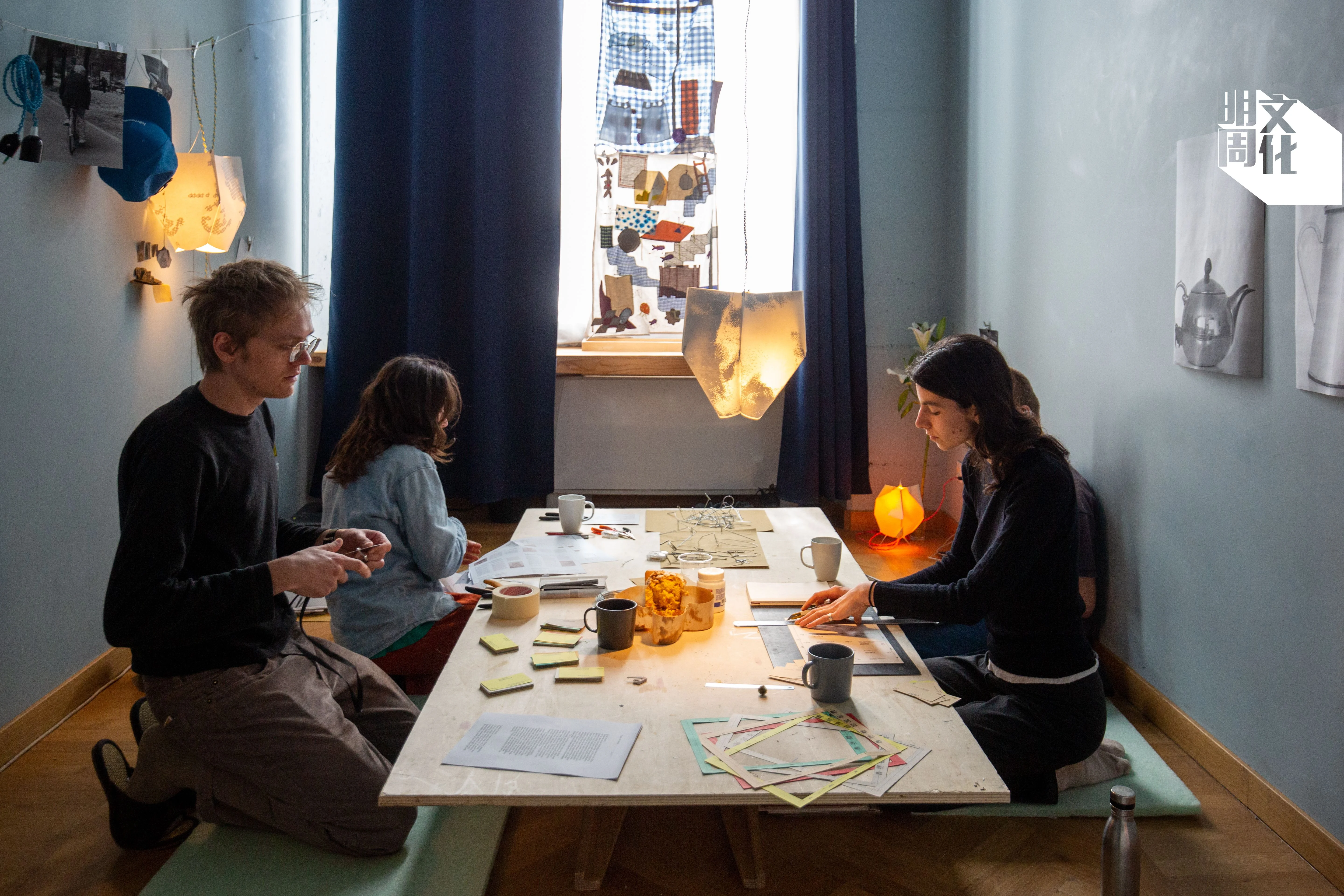 Montjoi Institut則在房間裏重構了一個居家空間，三位藝術家每天都在房裏進行不同日常活動。