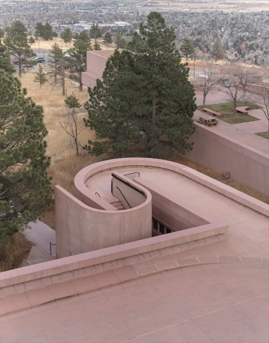 弧形樓梯參考自印弟安人地穴遺址。2021年，© 久保田奈穂，M+委約拍攝