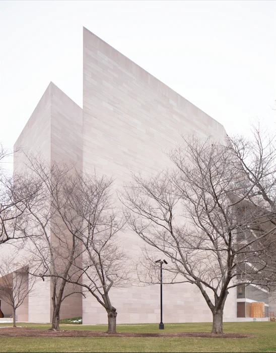國家美術館東館的視覺藝術高級研究中心外觀擁有如刀刃般的尖角。2021年，©久保田奈，M+委約拍攝