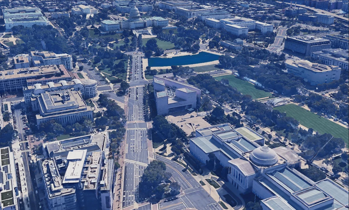 國家美術館東館（圖中央的三角形建築），完美將美術館舊館（圖右下）和美國國會大廈（圖上）連成一線。（Google Earth截圖）