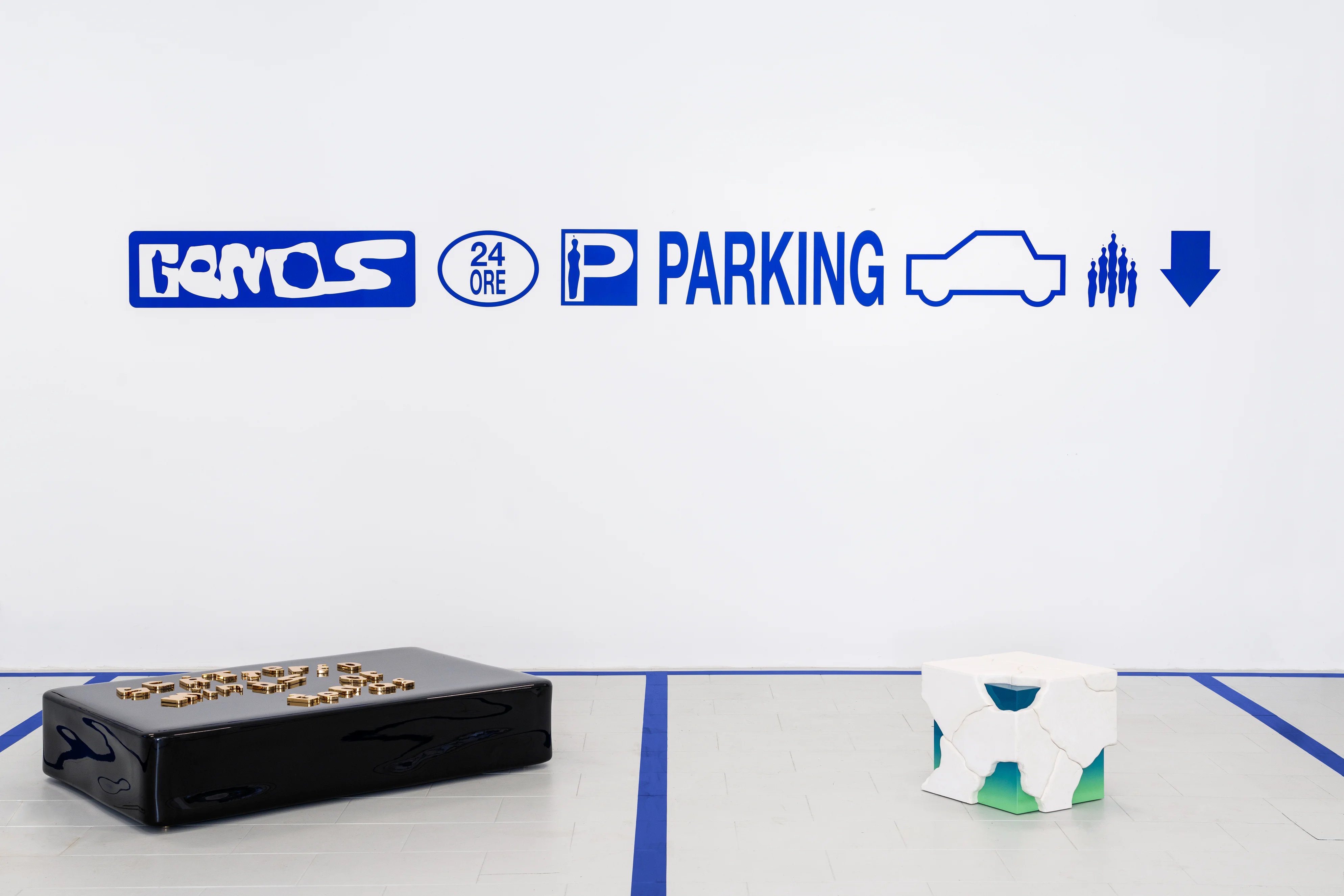 展場模仿停車場環境，貼上告示、展品如車子停泊在格子內。對於Monad 11來說，停車場目的明確，指示清晰，是獨特的地方。
