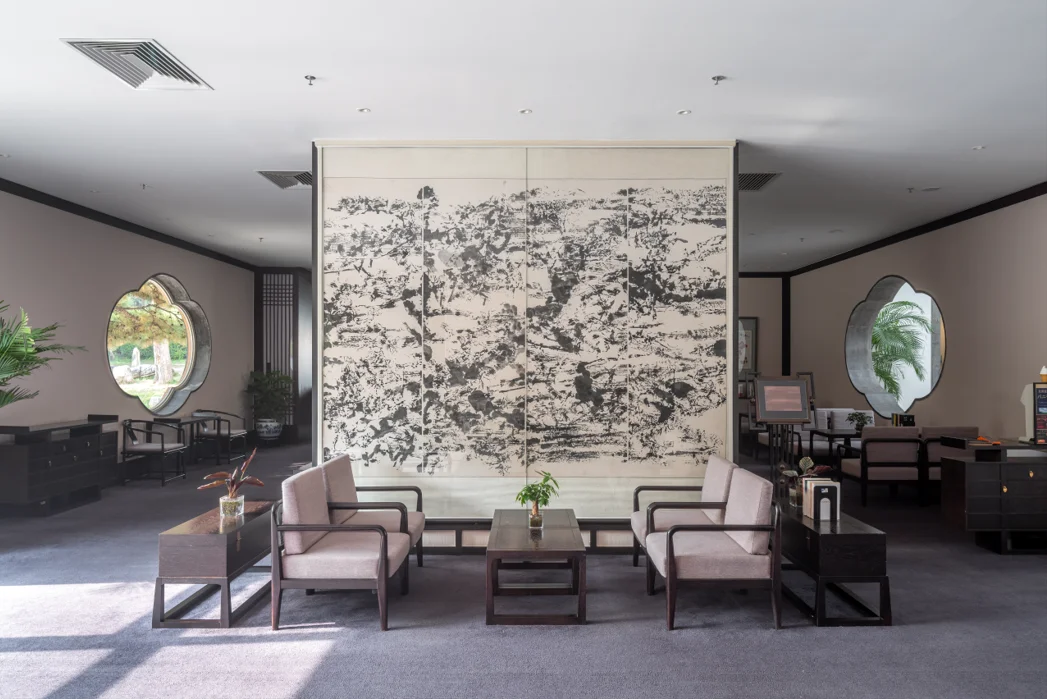 趙無極的水墨畫裝設在香山飯店四季庭大堂旁的房間中，2021年，©田方方，M+委約拍攝。 
