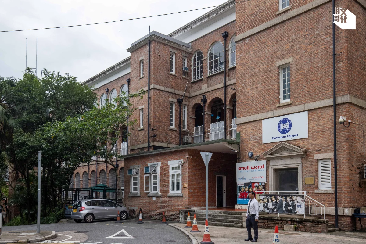 中英劇團位於中環半山波老道十號前英軍醫院地下，建築物屬一級歷史建築。