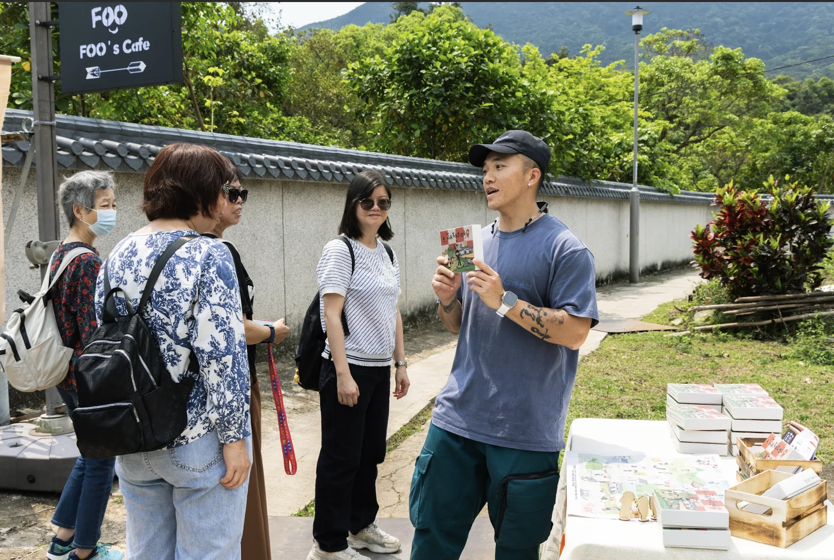 團隊成員蘇冠峰向遊客講解康樂棋玩法。