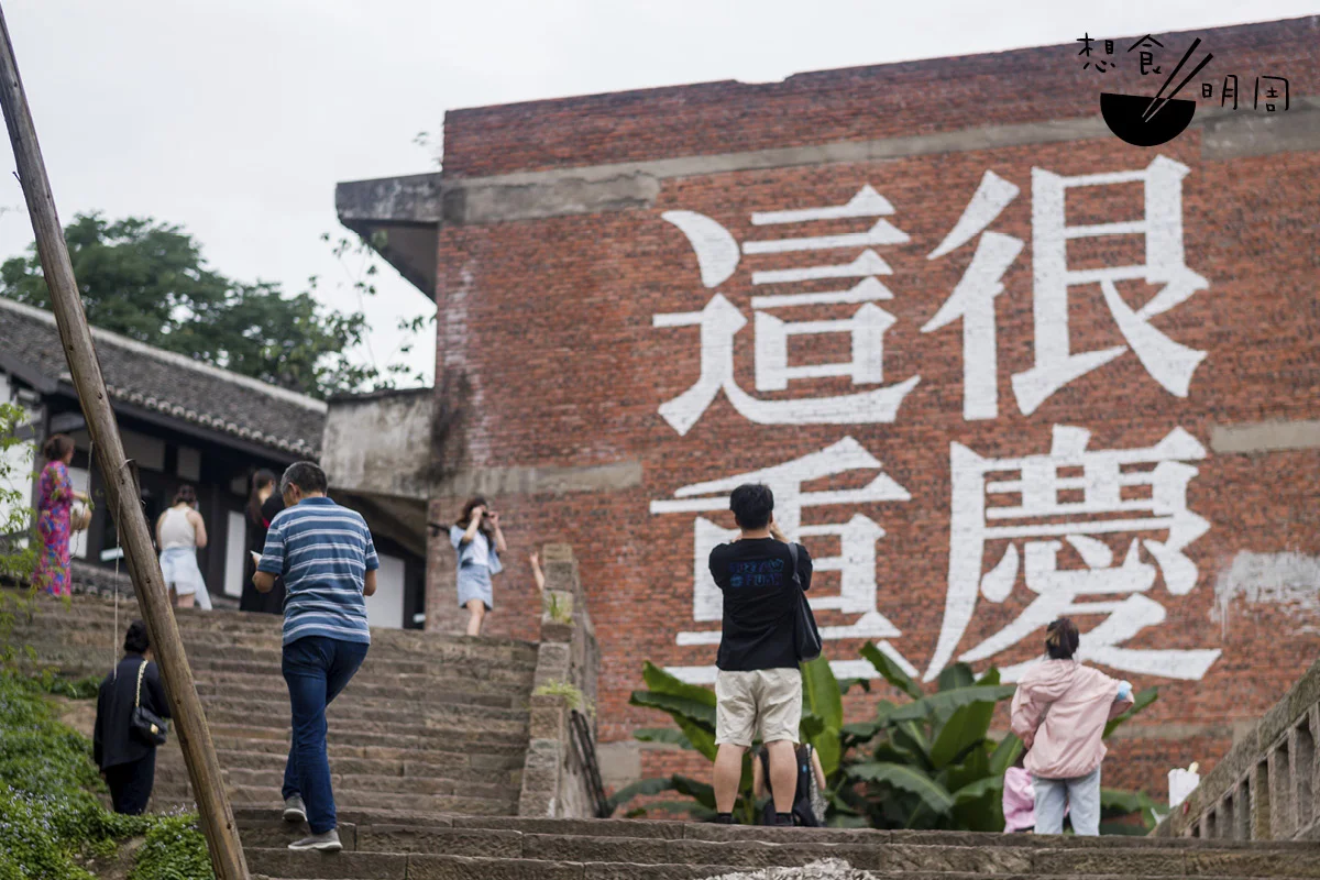 經改建的下浩里老街處處打卡點，不但有這條塗鴉石級，內裏更有茶院、書店、瀑布流水等。