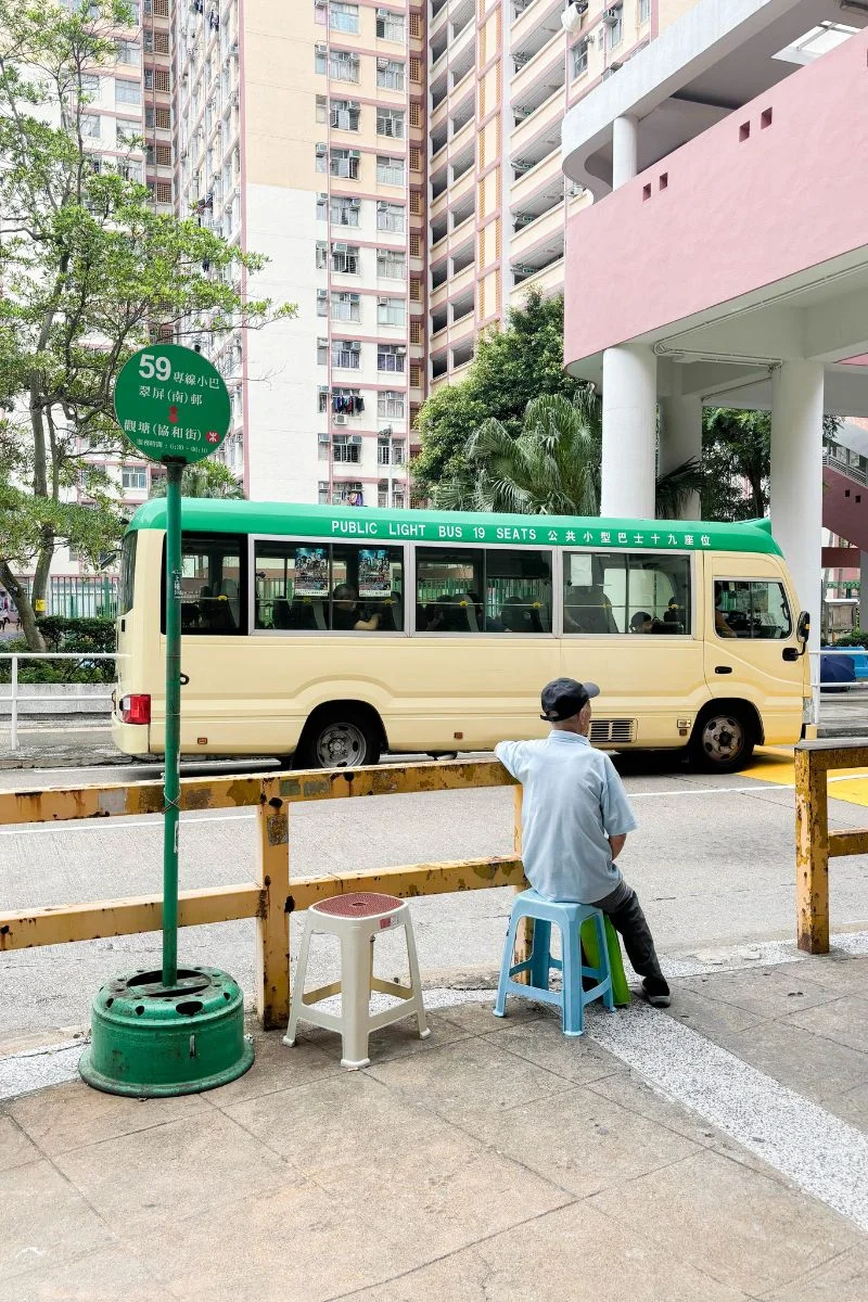 在觀塘，一些小巴站旁放置各類椅子，供居民休息使用。（受訪者提供）