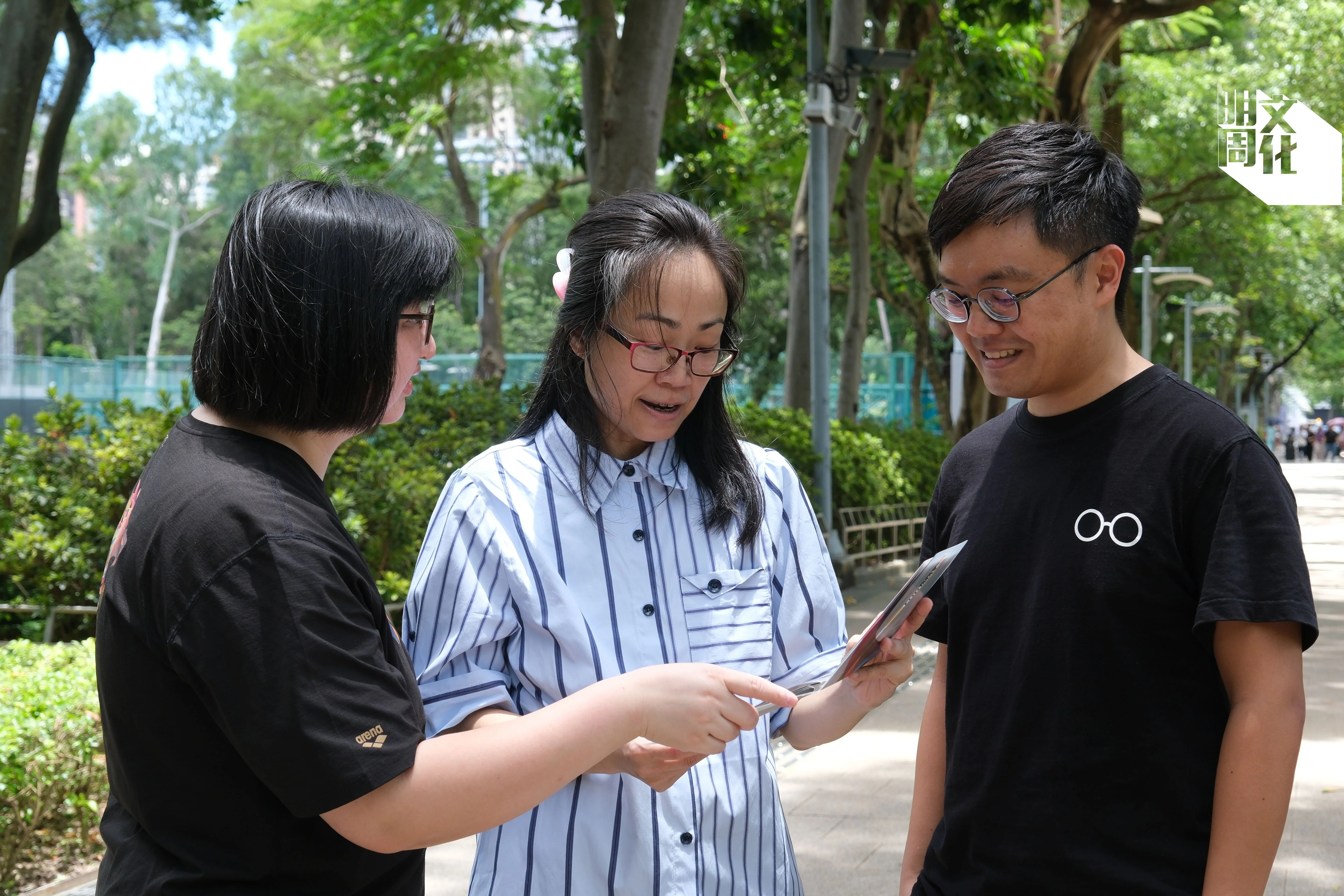 三人感嘆從沒在香港看過何詩蓓現場比賽，阿Hei（右）已購入巴黎奧運門票冀見證何詩蓓踏上頒獎台。