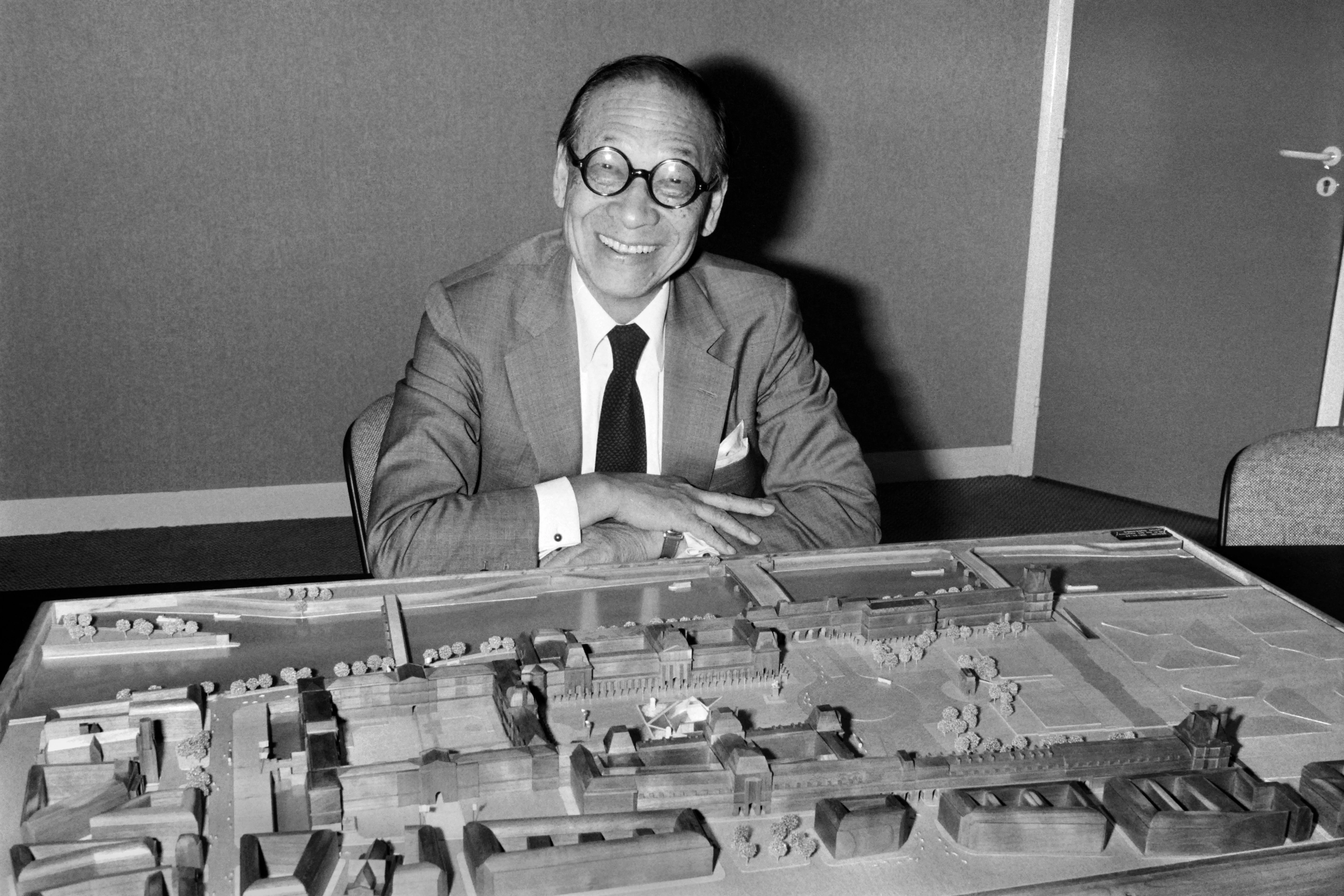 Portrait taken on September 27, 1985 shows Chinese American architect Ieoh Ming Pei with the architectural model of the Louvre Pyramid in Paris (Photo by Pascal GEORGE / POOL / AFP)