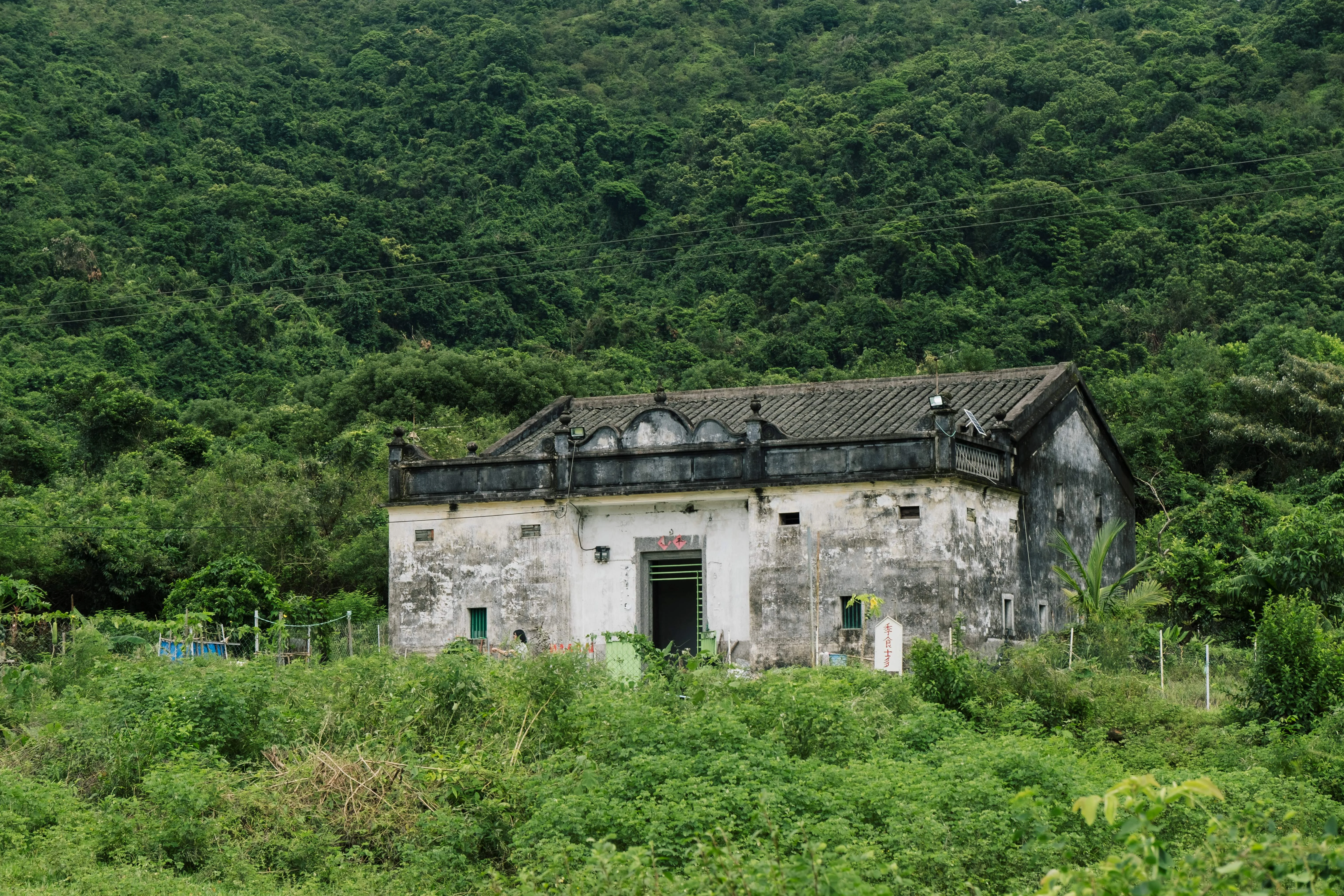 谷埔有很多空置的村屋，住戶多已移居外地，偶爾會在大型節慶回谷埔短暫停留。