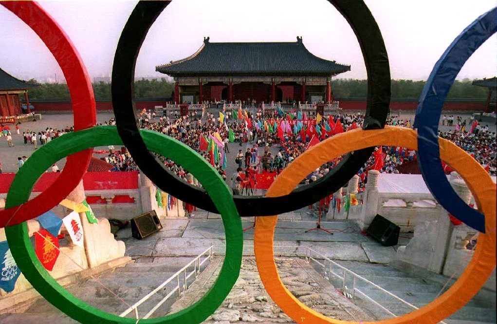 Hundreds of people gather at the Temple of Heaven to show their support for Beijing's bid for the 2000 Olympics 20 September 1993. The International Olympic Committee will announce in Monaco 23 September the site for the 2000 Olympics. (Photo by MANUEL CENETA / AFP)