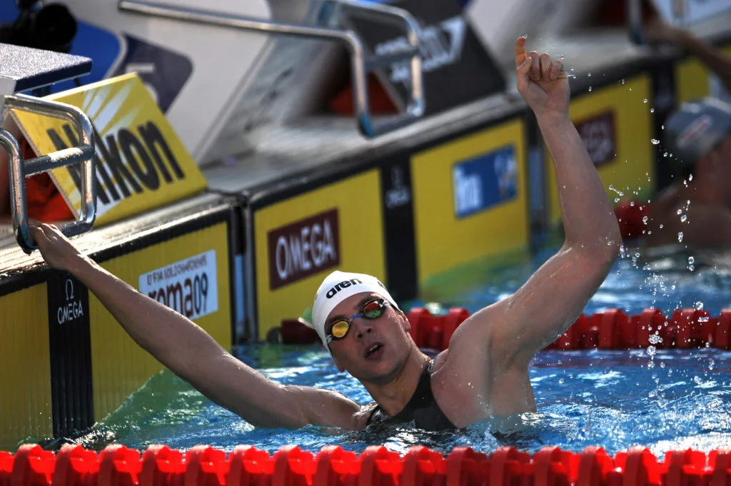 Germany's Paul Biedermann celebrates after winning gold and beating a world record during men's 200m freestyle final on July 28, 2009 at the FINA World Swimming Championships in Rome. Biedermann clocked 1:42.00 to set a new world record. AFP PHOTO / CHRISTOPHE SIMON (Photo by CHRISTOPHE SIMON / AFP)