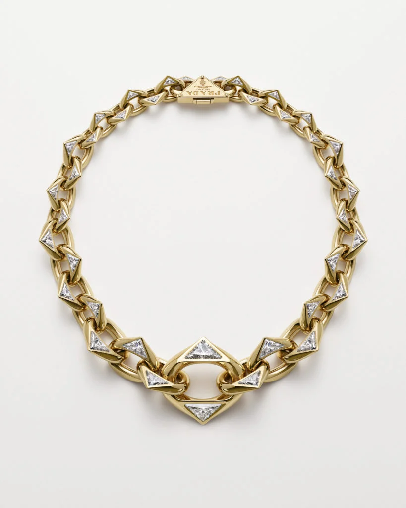 Prada的培養鑽石多達五十一個切割面，並以品牌經典三角形Logo為靈感的「Prada Cut」專利切割鑽石