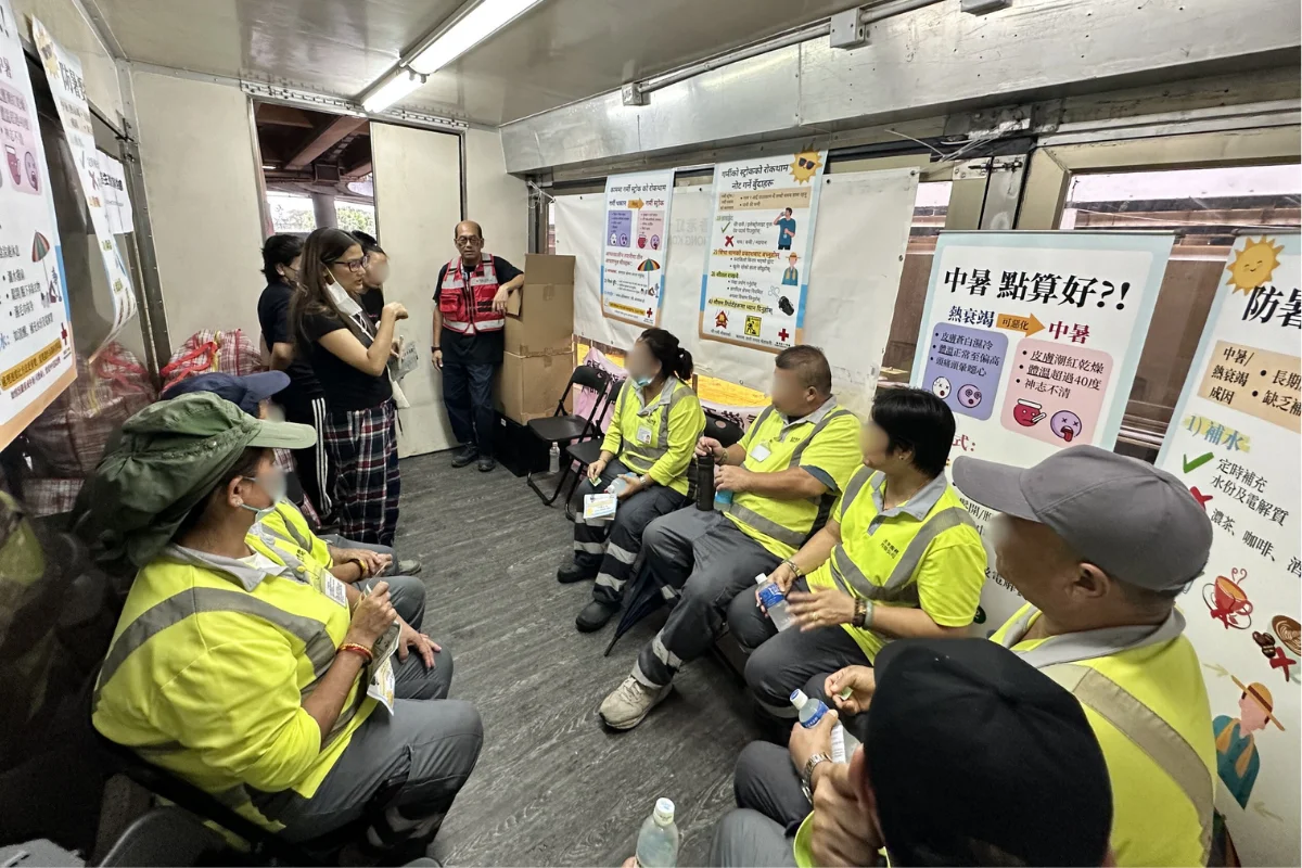 香港紅十字會因應需要派出服務車輛，設立流動休息站，並向工友講解防暑知識。