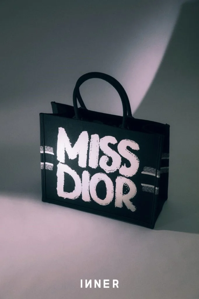 中碼Dior Book Tote黑白色Miss Dior Graffiti刺繡手袋