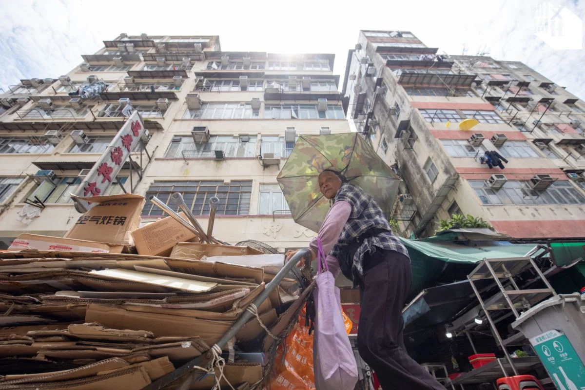 香港城市密度高，熱力被鎖在混凝土與大廈之間，一眾戶外工作人士首當其衝受高溫影響。