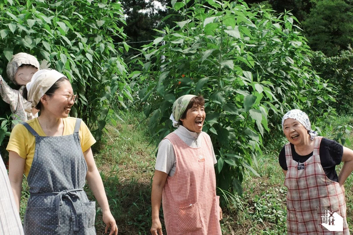 「うぶすなの家」食堂的農婦以當地農作物烹調料理，也熱情友善地與訪客聊天。