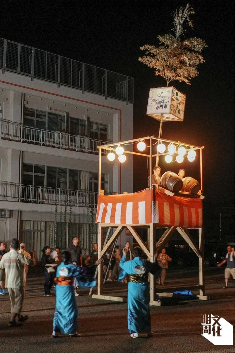 在藝術祭期間舉行的「下条盆踊り大 」氣氛熾熱，村民與訪客都打成一片。