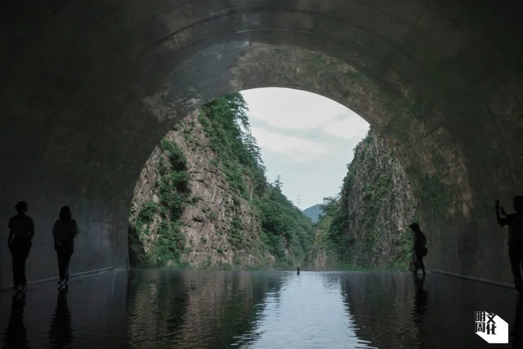 位於日本三大溪谷之一清津峽谷的Tunnel of Light是大地藝術祭其中一項著名地標作品，隧道全長750米，結合山谷歷史和自然美學。