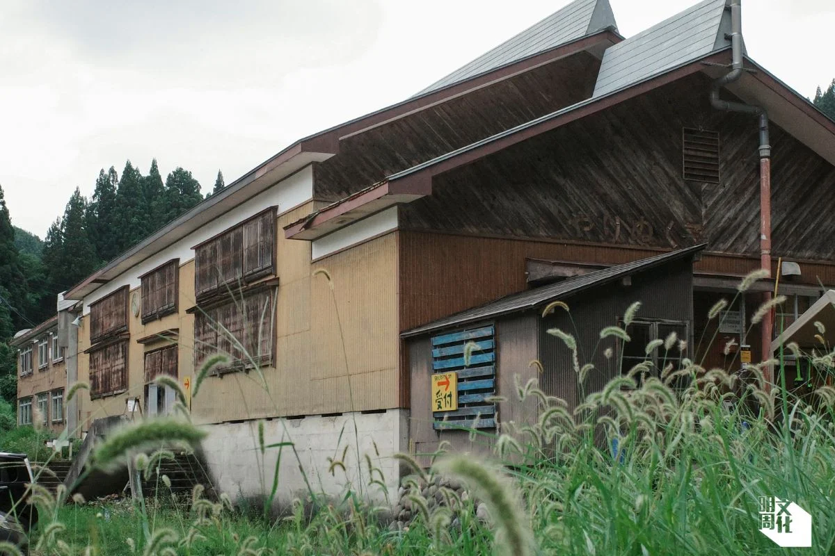 「鉢＆田島征三繪本與樹木果實的美術館」由前真田小學改建而成，繪本作家田島征三把整所廢校化作色彩繽紛的立體繪本空間。