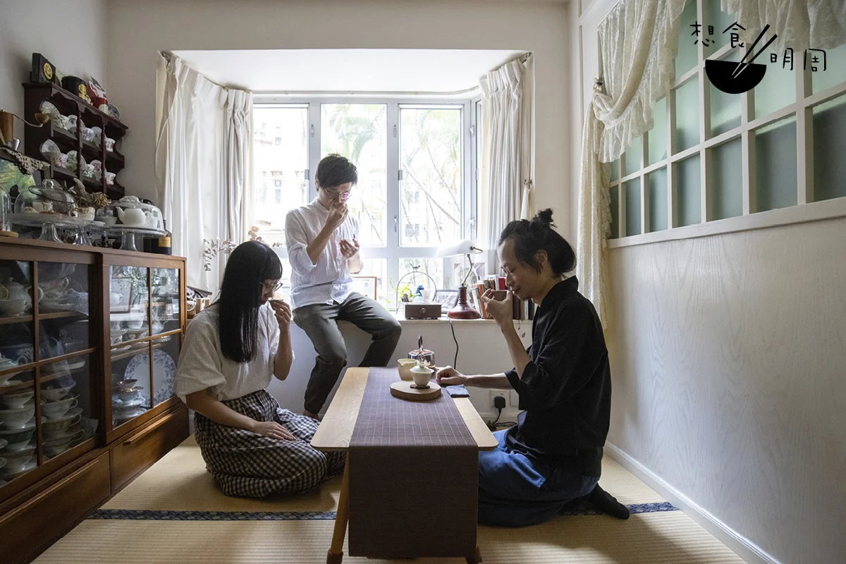 香港茶葉研製所三位成員，包括李天安（右）、李妍（中）及陳梓霆（左），在灣仔的工作室內呷着 「會展一號」，「之前都是以單一品種茶青製茶，這是我們第一次混合三款品種的茶青製作紅茶，而且於會展首次亮相，所以命名『會展一號』。」無法生財，甚至虧錢的工作，讓三人臉上露出滿足感。