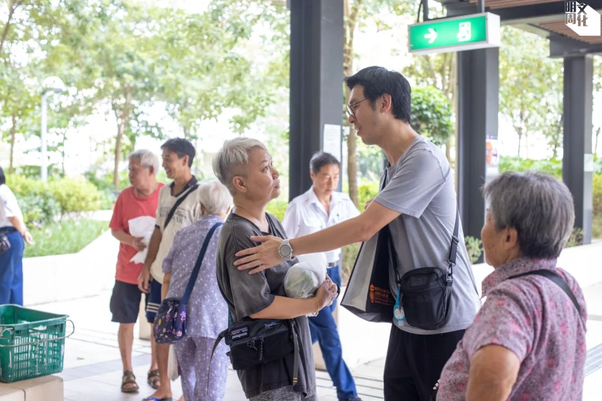 入邨之初，黃漢欣（灰衣者）與Ada二人曾合力協助街坊入伙。