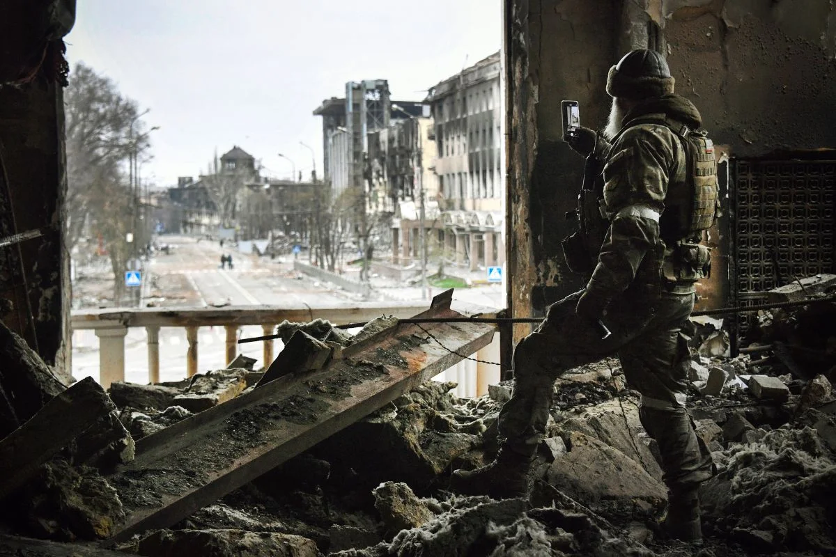 俄羅斯軍方於二〇二二年四月轟炸烏克蘭城市馬里烏波爾(Mariupol)，導致成千上萬平民死傷。最新調查顯示，俄方可能干犯非法攻擊、任意阻撓人道援助和撤離、將居民強制轉移到俄羅斯和俄羅斯佔領區等戰爭罪行。（法新社圖片）